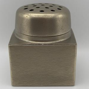 Molinillo de pimienta y coctelera de latón elegante con superficie redonda Lisa Artesanal que ofrece acento decorativo para interiores de comedor - Product Image 4