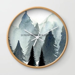 Horloges murales élégantes en résine fabriquées à la main avec des détails antiques uniques adaptés aux thèmes d'intérieur d'inspiration vintage - Product Image 3