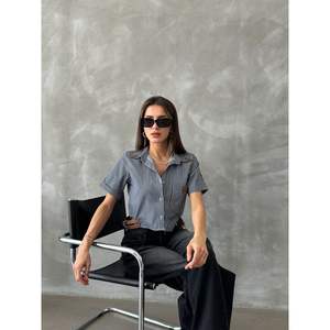 เสื้อเชิ้ตและเสื้อเบลาส์ลายทางสำหรับผู้หญิง Topshow สีดำ พร้อมเข็มขัด ขายส่ง - Product Image 2