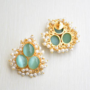 Boucles d'oreilles artisanales ornées de pierres précieuses polies, finition or mat et bijoux de qualité fabriqués par des artisans - Product Image 6