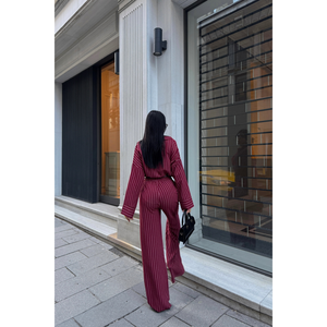 Ensemble chemisier et pantalon rayés bordeaux pour femme - Product Image 1