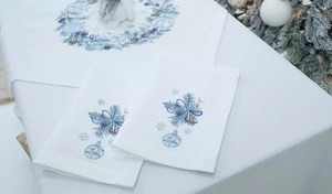 Centro de Mesa Navideño Bordado Personalizado con Piñas, Bayas y Adornos, Decoración Invernal para Mesa Festiva - Product Image 6