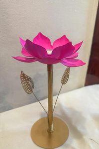 Bougeoir en métal de conception de fleur de Lotus fait à la main en fer plaqué or de luxe pour chandeliers décoratifs de mariage ou de Noël - Product Image 3