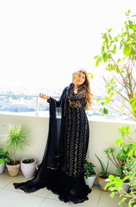 Ensemble indien à paillettes brodées Sharara Gharara Kurti Designer pakistanais vêtements ethniques 3 pièces en tissu Georgette cousu - Product Image 2