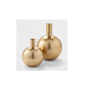 Vase à fleurs en aluminium brossé avec une construction mince et un corps haut, idéal pour les entrées étroites ou les espaces intérieurs étroits - Product Image 3