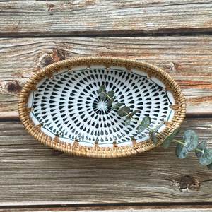Elegante bandeja de nácar con borde de ratán para decoración de mesa, placa de fregona, bandejas para servir alimentos HNHCraft, diseño OEM en Vietnam - Product Image 6