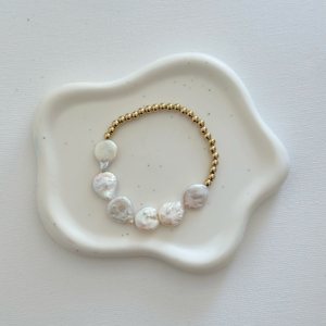 สร้อยข้อมือลูกปัดแบบโบฮีเมียนคลาสสิกพร้อมไข่มุกบาร็อคและชุบทองทำจากสเตนเลสชุบทอง - Product Image 2