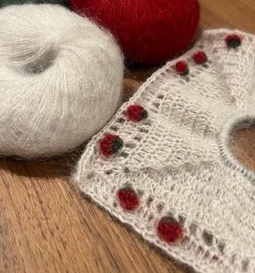 Lo Último en Moda: Diadema de Lana Tejida a Crochet con Forma de Fresa Hecha a Mano en 2025 - Product Image 5