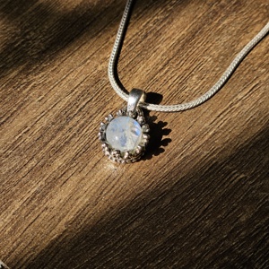 Pendentif de style religieux en argent léger fait à la main avec de jolis petits pendentifs à breloque élégants en pierre de lune pour cadeaux fabriqués en Inde - Product Image 5