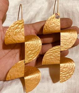 Pendiente liso con acabado de martillo de gran calidad superventas, pendiente colgante chapado en oro mate de latón para fiesta de chica a la moda - Product Image 5