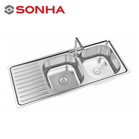 Prix pas cher 100plus 980x415x190mm Double Bol En Acier Inoxydable Évier Pressé avec Robinet Forme Carrée Deux Trous Fabriqué au Vietnam