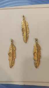 Dijes de latón hechos a medida disponibles en patrones de relieve de luna creciente para diseños de joyería también para reventa. - Product Image 3