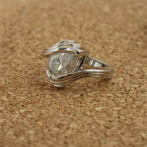 Anillo de diamante cultivado en laboratorio de plata 925 de alta calidad 3,40 quilates corte de pera E Color IGI certificado ético sostenible proveedor al por mayor - Product Image 4