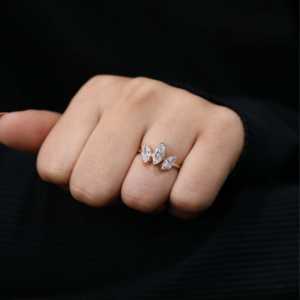 Bague de fiançailles à trois pierres en diamant de laboratoire taille marquise en argent sterling et or avec clarté VS1 - Product Image 1