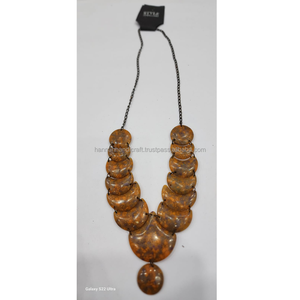 Collier long en perles de résine multicolores vintage fait à la main en Inde, collier fait à la main pour femmes et filles - Product Image 5