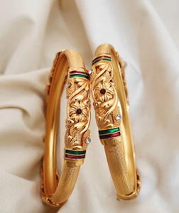 Brazaletes finos y brillantes de latón, cubiertos de piedras blancas AD/CZ y acentuados con rubí y esmalte verde, a precios al por mayor. - Product Image 6