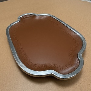 Plateau en cuir raffiné avec bords solides et base spacieuse, parfait pour organiser des accessoires ou servir des boissons avec style - Product Image 2