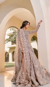 NUEVO IMPRESIONANTE BORDADO PESADO EN BRIDAL KURTA,LEHENGA Y DUPATTA CON CUENTAS DE CRISTAL EMBELLECIDAS, TRABAJO DE DABKA PARA BODA @ 2024 - Product Image 2