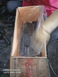 Briquettes d'acacia écologiques de qualité supérieure, charbon de bois fabriqué à la machine, brûlant à faible teneur en cendres 7850J, approvisionnement direct en calories, usine du Vietnam - Product Image 4