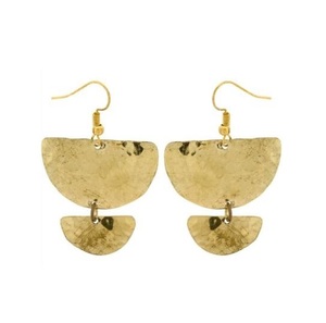 Pendientes de metal dorado hechos a mano con tallas antiguas y ropa ligera y cómoda para un aspecto inspirado en el vintage diario - Product Image 1