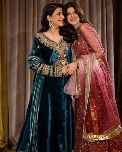 Nuevo Conjunto Formal de 2 Piezas de Kurti y Pantalón de Terciopelo con Patrón de Encaje Bordado para Invierno - Product Image 1