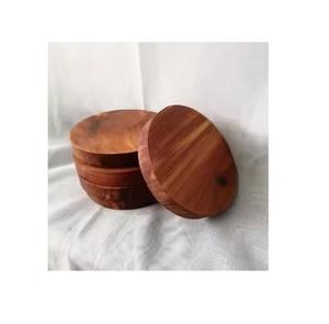 Dessous de verre en bois modernes et élégants avec des détails sculptés et une qualité fonctionnelle pour les cadeaux de pendaison de crémaillère ou un usage personnel - Product Image 1