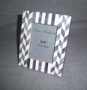 Cadre photo unique fait à la main pour cadeaux de mariage, cadre photo en résine avec incrustations de résines colorées, en vente en gros par CRAFTING CRAFTS - Product Image 1