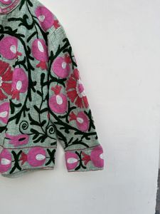 Suzani แจ็คเก็ตผ้าฝ้ายสำหรับผู้หญิง, เสื้อโค้ทผ้าคอตตอนปักด้วยมือพร้อมกระเป๋าโลโก้ระบายอากาศสำหรับฤดูใบไม้ร่วง - Product Image 3