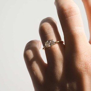 1,50 Ct Solitaire East West Lab Grown Oval Cut Diamond Anillo de compromiso Vintage StyleYellow Gold Wedding Band Joyería nupcial fina - Product Image 2