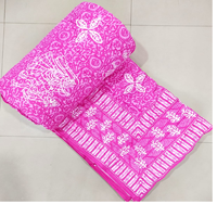 Couvertures 100% coton faites sur mesure de différentes tailles en motifs floraux et géométriques en pastel et couleurs vives pour la revente.