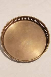 Bandeja de Servicio de Latón Hecha a Mano, Acabado Dorado, Elegante Artesanía, Ideal para Hogares de Lujo, Servicios de Catering o Eventos - Product Image 4