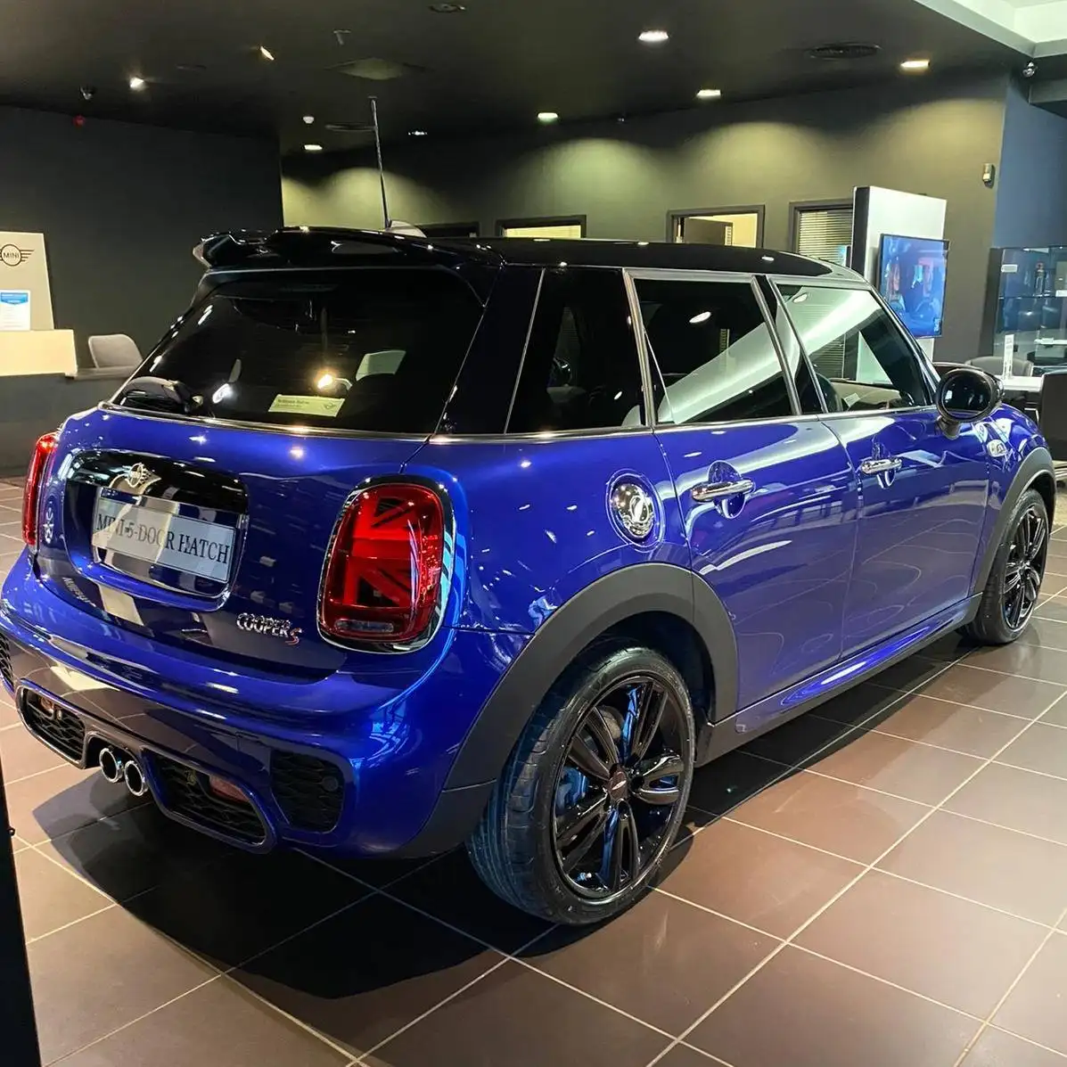 Mini 5-deurs Hatch Cooper S Sport Auto In Sterlichtblauw Met Verduisterd Achterglas