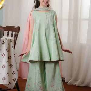 Lehenga Choli long brodé en acrylique pour filles pakistanaises, tenue de fête formelle, séchage rapide pour les mariages, les anniversaires, les célébrations de l'Aïd - Product Image 1