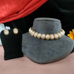 Kundan สร้อยคอทำจากแก้วที่ทันสมัยอเนกประสงค์น้ำหนักเบาดีไซน์บางและสง่างามสำหรับงานแต่งงานและโอกาสตามเทศกาล - Product Image 1