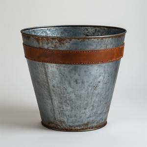 Jardinière décorative en cuir galvanisé avec finition patine rustique martelée Détails artisanaux conçus pour les intérieurs saisonniers - Product Image 3