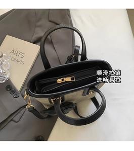 Elegante Bolso de Mano para Mujer con Colgante de Perro, Color Beige y Negro, Herrajes Dorados, Material Suave, Cierre de Cremallera, Bolso de Hombro y Bandolera - Product Image 1