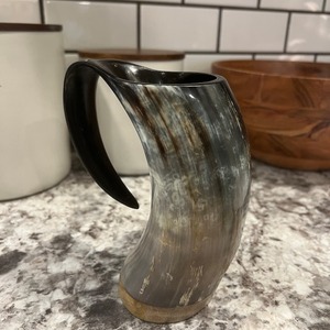 Jarra de Cerveza Vikinga Artesanal de Cuerno de Búfalo, Taza Tradicional Rústica para Beber - Product Image 1