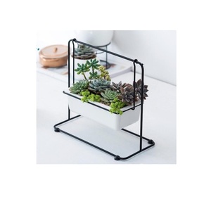 Élégant porte-fleurs en métal artisanal de qualité supérieure avec un look antique, parfait pour un style de décoration d'inspiration vintage. - Product Image 6