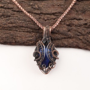 Pendentif de luxe en saphir bleu facetté, taille poire, en fil de cuivre, plaqué argent oxydé, pour occasions spéciales et soirées - Product Image 1