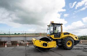 Apisonadora de un Solo Tambor Dynapac BW 213 D-5 Usada con Neumático de Doble Tambor, Motor, Rodamiento, Bomba y Componentes Principales - Product Image 5