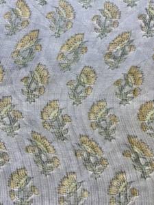 Tela de Algodón Estampada a Mano con Diseño Floral Pequeño sobre Base Gris, Estampado Buti Indio Minimalista - Product Image 2