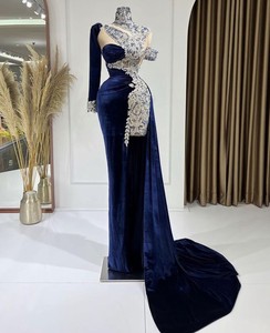 Robe de soirée longue formelle Midnight Star, magnifique corsage perlé, ourlet évasé, tissu satiné, motif vintage, coupe haute - Product Image 1