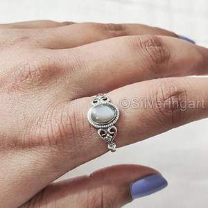 Bague pour femme en argent sterling 925, pierre de lune grise naturelle, pierre de naissance de juin, petite bague bohème, bijoux faits à la main pour Noël - Product Image 2