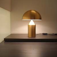 Lampe de table en métal unique de style européen du milieu du siècle, design moderne, artisanale, en forme de champignon doré, esthétique Wabi Sabi, écologique, AC