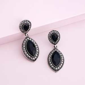 Boucles d'oreilles pendantes tendance en argent tibétain avec pierre noire en forme de goutte d'eau pour soirée 189872 - Product Image 1