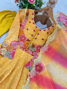 ชุดคุรตะอานาร์กาลีผ้าเนื้อนุ่มพิมพ์ลายดอกไม้สีเหลืองอ่อน พร้อมผ้าคลุมไหล่และกางเกงขายาว สีเหลืองเมจิกฮัลดี - Product Image 4