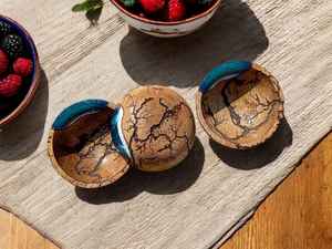 Bol rond en bois au look royal, design moderne, vaisselle, bol en bois, design polonais, bol à servir pour la pâte, bol à salade tendance en résine - Product Image 4