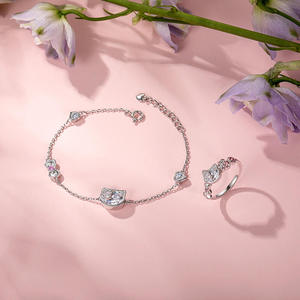สร้อยข้อมือเงินแท้รูปแมวน่ารักประดับโบว์ของ Jeulia - Product Image 6