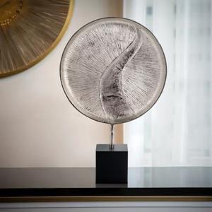 La superbe sculpture d'homme noir améliore les espaces de vie avec un artisanat moderne créatif et un attrait intemporel - Product Image 4