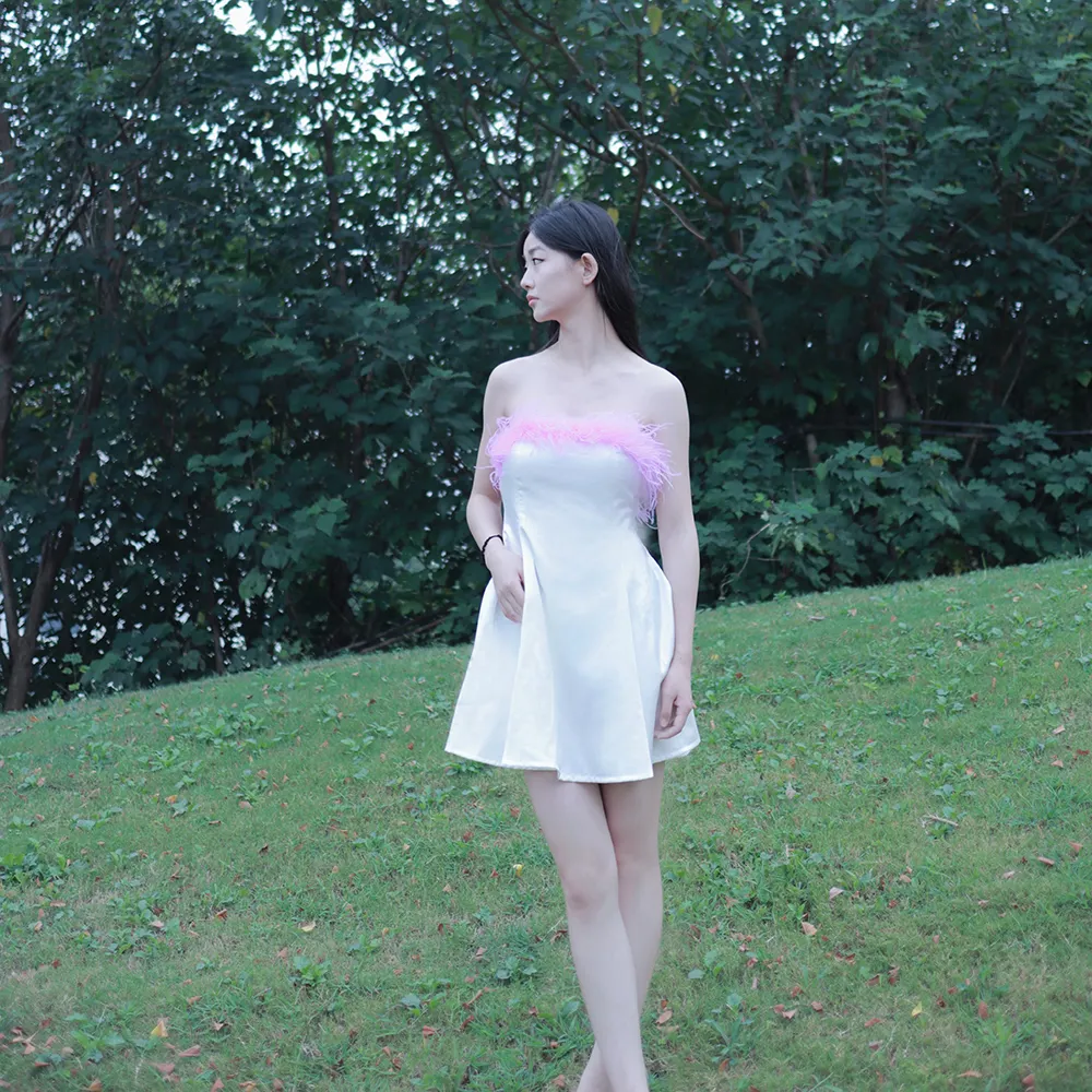 فستان أبيض مع الريش الوردي أزياء المرأة الصيف مساء حزب اللباس مع ريش النعام للحزب